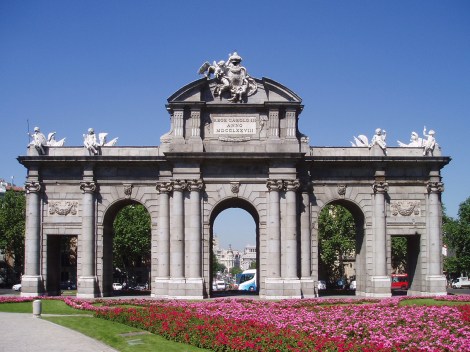 Puerta_de_Alcalá_(fachada_este)